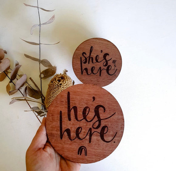 Timber “he’s here/she’s here” circle announcement plaque  - Spare Time Co.